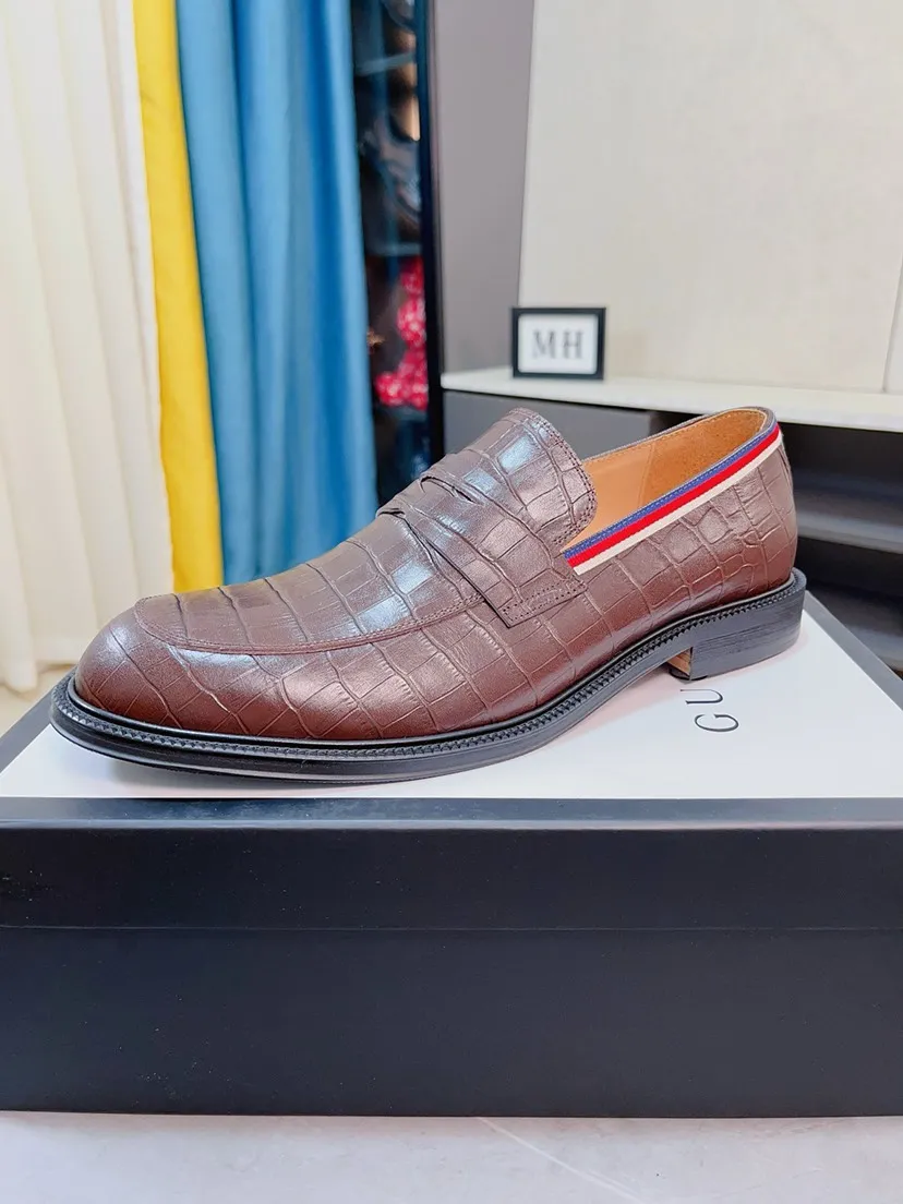Men's shoes💰520🌸🌸【GUCCi】Original calfskin, water-dyed cowhide lining, original outsole, men's and women's fashion, formal casual leather shoes, slip-on men's and women's shoes series, young fashion, European and American trends, British style, random matching, comfortable feet, standard code: men's size 38-44 (45 can be customized)\nGrade: same style as the official website, original quality